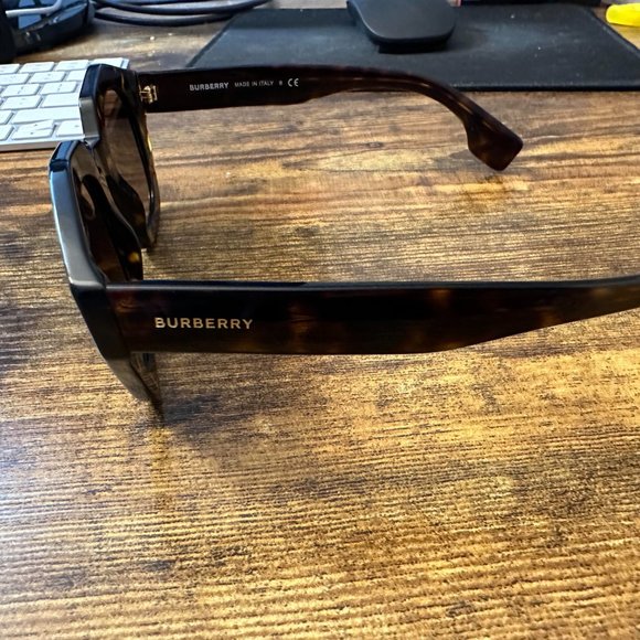 Burberry 46 mm sunglasses excellent condition - Picture 2 of 6